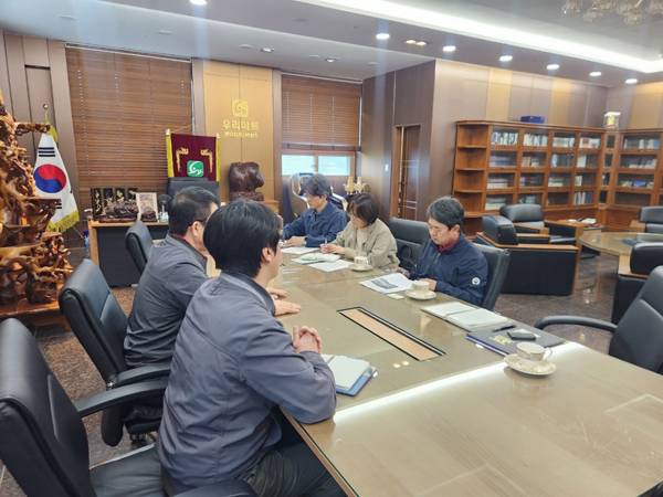 고용노동부 양산지청이 최근 경영 악화로 대규모 임금 체불 사태가 발생한 양산 소재 대형유통업체를 점검하고 있다. / 고용노동부 양산지청