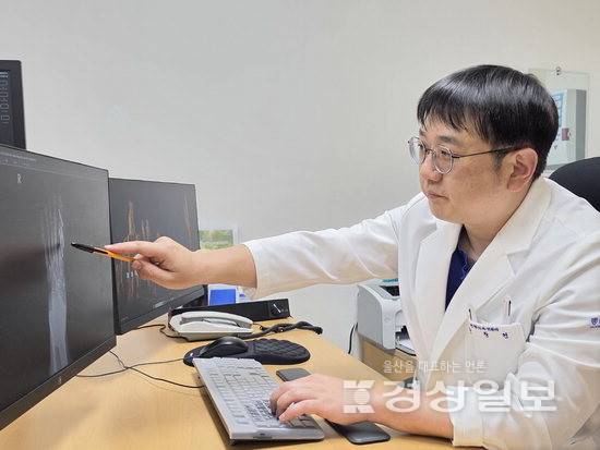 ▲ 윤창현 좋은삼정병원 정형외과 전문의가 무지외반증이 의심되는 환자의 엑스레이상 발 상태를 살펴보고 있다.
