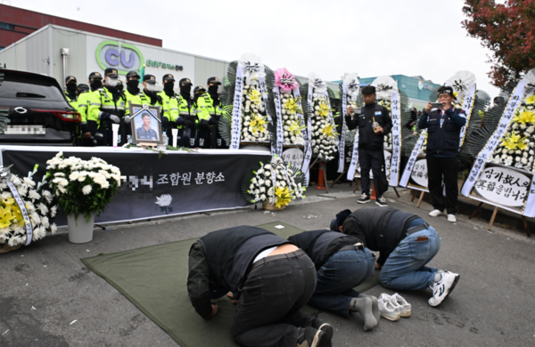 화물연대 조합원들이 진주물류센터 입구에 마련된 숨진 조합원 분향소에서 절을 하며 애도하고 있다. /김구연 기자