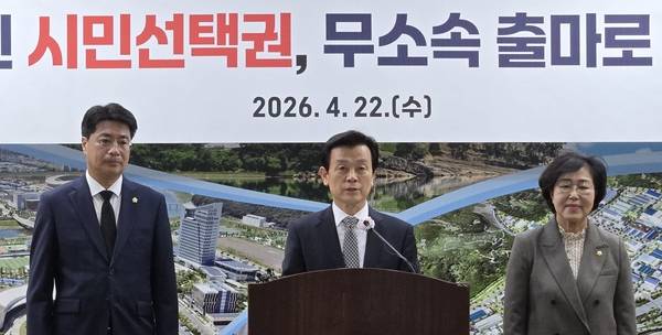 조규일 진주시장(가운데)과 최신용·황진선 진주시의원이 국민의힘 탈당과 함께 무소속 출마를 선언하는 기자회견을 열고 있다. 최신용(사진 왼쪽), 황진선(오른쪽) 시의원은 무소속으로 도의원에 출마할 예정이다. /허귀용 기자