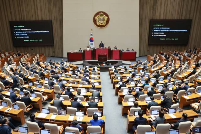 우원식 국회의장이 18일 국회에서 열린 4월 임시국회 제6차 본회의에서 공직선거법 일부개정법률안 등 정치개혁특별위원회 소관 법안을 상정하고 있다. 연합뉴스