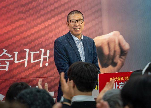 박형준 부산시장이 지난 11일 경선 캠프 사무실에서 국민의힘 부산시장 후보 확정 발표 후 소감을 밝히고 있다. 박형준 경선 캠프 제공
