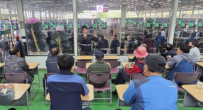 ▲ 영천축협 관계자가 22일 농민들에게 염소 경매 방식을 설명하고 있다. 권오석 기자