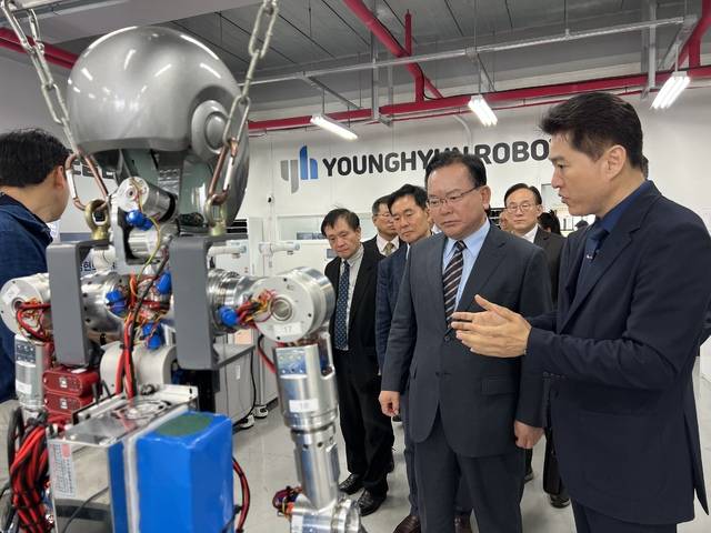 김부겸 대구시장 예비후보가 22일 대구 북구 대구지식산업센터에서 전문가들과 현장을 둘러보고 있다. 김부겸 예비후보 측 제공