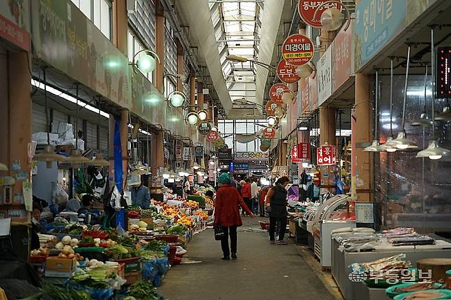 21일 오전 목포 동부시장 전경. 민주당 전남광주통합특별시장 본경선을 앞두고 방문했던 지난달 27일과, 결선이 끝난 일주일 뒤인 현재에도 시장의 풍경은 변함 없었다