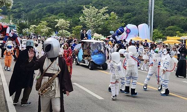 우주인-행성인 카니발 .<고흥군 제공>