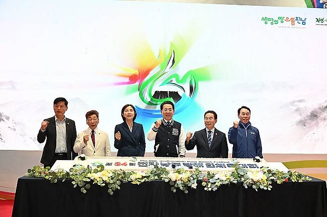 제34회 전라남도장애인체육대회 개막식이 22일 오후 구례공설운동장에서 열린 가운데 김영록(왼쪽 4번째) 전남도지사와 박정현 상임부회장(오른쪽 2번째) 등 주요 내빈들이 출전 선수들의 선전을 기원하며 힘차게 파이팅을 외치고 있다. 이번 대회는 오는 24일까지 사흘간 구례군 일원에서 개최된다. 전남장애인체육회 제공