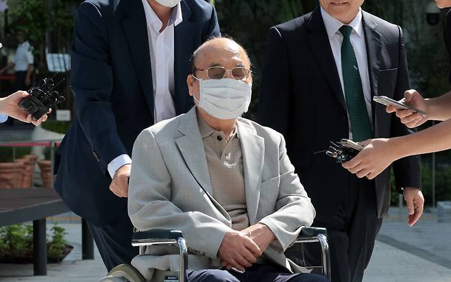 이봉관 서희건설 회장이 지난해 9월 서울 종로구 KT광화문빌딩에 마련된 김건희 여사 관련 의혹을 수사하는 민중기 특별검사팀 사무실에 출석하고 있다. / 사진=연합뉴스