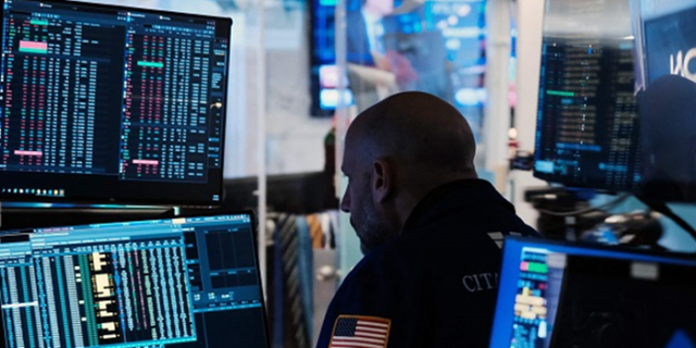 미국 뉴욕증권거래소(NYSE)에서 한 트레이더가 시황판을 주시하고 있다. [사진=AP 연합뉴스]