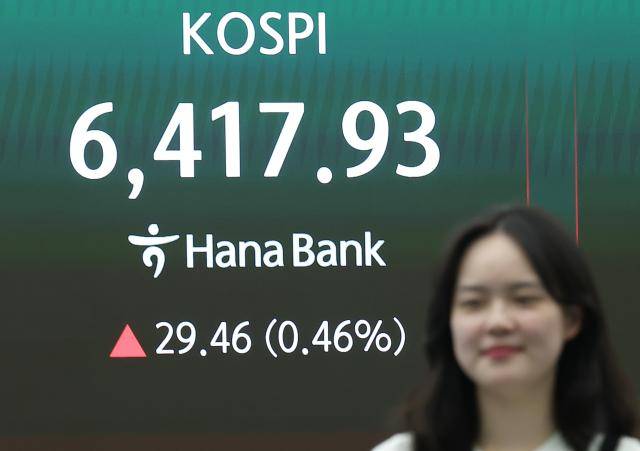 22일 서울 중구 하나은행 본점 딜링룸 현황판에 코스피가 표시돼 있다. 이날 코스피는 29.46포인트(0.46%)오른 6417.93으로 마감했다. [사진=연합뉴스]