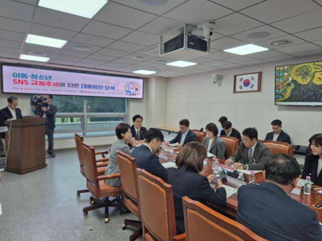 22일 국회에서는 '아동·청소년 SNS 규제 추세에 따른 대응방안 모색' 세미나가 열렸다. [사진=나선혜기자]