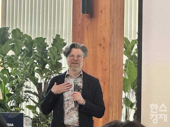 브라이언 카탄자로 엔비디아 응용 딥러닝 연구 부문 부사장이 22일&nbsp;'NVIDIA Nemotron Developer Days Seoul 2026' 에서 발표하고 있다./고예인 기자