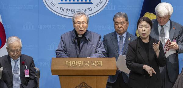 함세웅 신부가 21일 국회 소통관에서 '조작수사 피해자 이화영 진실규명 및 석방을 위한 시민행동' 소속 민주화 원로들을 대표해 이화영 전 경기도 평화부지사의 석방을 촉구하는 기자회견문을 낭독하고 있다. 2026.4.21. 연합뉴스