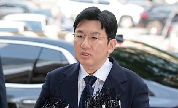 기업공개(IPO)를 앞두고 투자자들을 속여 지분을 팔게 한 의혹을 받는&nbsp;방시혁&nbsp;하이브 의장이 지난해 9월 15일 서울 마포구 서울경찰청 금융범죄수사대에 피의자 신분으로 출석하며 취재진 질문에 답하고 있다. 2025.9.15 연합뉴스 자료사진
