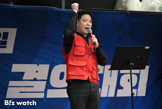 삼성바이오로직스 상생노동조합 박재성 위원장이 22일 인천 연수구 삼성바이오로직스 송도 사업장 앞에서 열린 투쟁 결의대회에서 대회사를 하고 있다./사진=이명근 기자 qwe123@