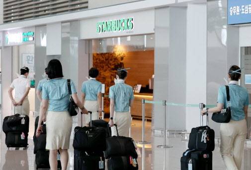 인천국제공항 제2여객터미널에서 승무원들이 비행을 위해 이동하고 있다. (사진=연합뉴스)