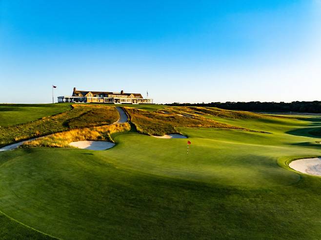 US오픈이 열리는 시네콕 힐스 골프클럽 18번홀 그린에서 바라본 코스와 클럽하우스 전경. (사진=USGA/Dave Evenson)