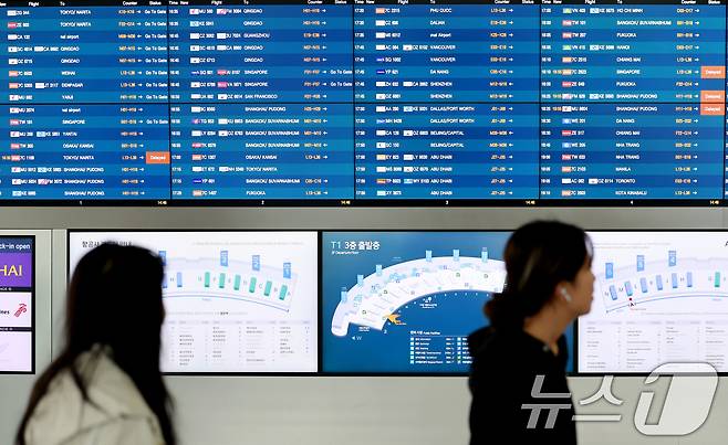 중동 사태에 장기화로 국제선 항공권의 유류할증료가 사상 최고 수준으로 치솟은 16일 인천국제공항 제1여객터미널 출국장에서 여행객들이 이동하고 있다. 이날 항공업계에 따르면 5월 발권 국제선 항공권에는 유류할증료가 최고 수준인 33단계로 책정됐다. 대한항공 장거리 노선인 뉴욕·보스턴·시카고 등의 유류할증료는 지난달 9만9000원에서 5월 56만4000원으로 5배 넘게 상승했다. 2026.4.16 ⓒ 뉴스1 이호윤 기자