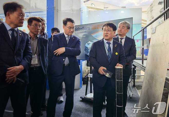 20일 전남 여수 세계박람회장 일원에서 열린 제3차 유엔기후변화협약 기후주간과 기후에너지환경부 녹색대전환 국제주간에서 김성환 기후부 장관이 태양광 폐패널 처리기업 제품을 만지고 있다. ⓒ 뉴스1 황덕현 기자