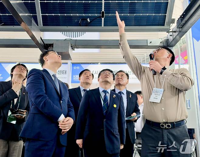김성환 기후에너지환경부 장관과 이유진 이재명 정부 기후에너지환경비서관이 광양 소재 중소기업 유에너지의 '폴더 개폐식 태양광 발전 장치'를 살펴보고 있다. ⓒ 뉴스1 황덕현 기자