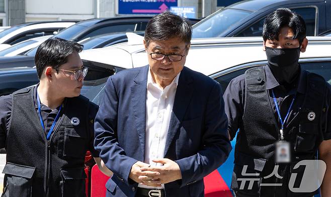 사망자 23명이 발생한 '화성 아리셀 공장 화재'와 관련해 박순관 아리셀 대표가 2024년 8월 28일 구속 전 피의자 심문(영장실질심사)을 마친 후 대기 장소인 경기 수원시 영통구 수원남부경찰서 유치장으로 들어서고 있다. 2024.8.28 ⓒ 뉴스1 이재명 기자