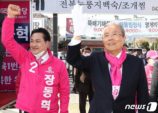 2024년 4월 13일 당시 김종인 미래통합당 총괄선거대책위원장이 대전 유성구 유성시장 앞에서 시민들에게 장동혁 대전 유성구갑 후보의 지지를 호소하고 있는 모습. 2020.4.13 ⓒ 뉴스1 DB