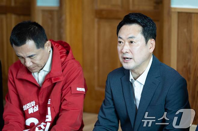 장동혁 국민의힘 대표가 22일 강원 양양군 수산리어촌마을회관에서 열린 '강원이 올라갈 시간, 내 삶이 특별해지는 약속' 마을회관 현장 공약 발표에서 인사말 및 공약을 발표하고 있다. 2026.4.22 ⓒ 뉴스1 유승관 기자