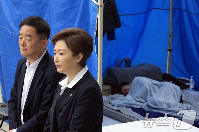 강득구, 이언주 더불어민주당 최고위원이 22일 오전 서울 여의도 국회 본청 앞 안호영 의원 단식장 앞에서 기자회견을 하고 있다. 안 의원은 건강악화로 이날 오후 1시 40분쯤 녹색병원으로 긴급후송됐다. 2026.4.22 ⓒ 뉴스1 박정호 기자