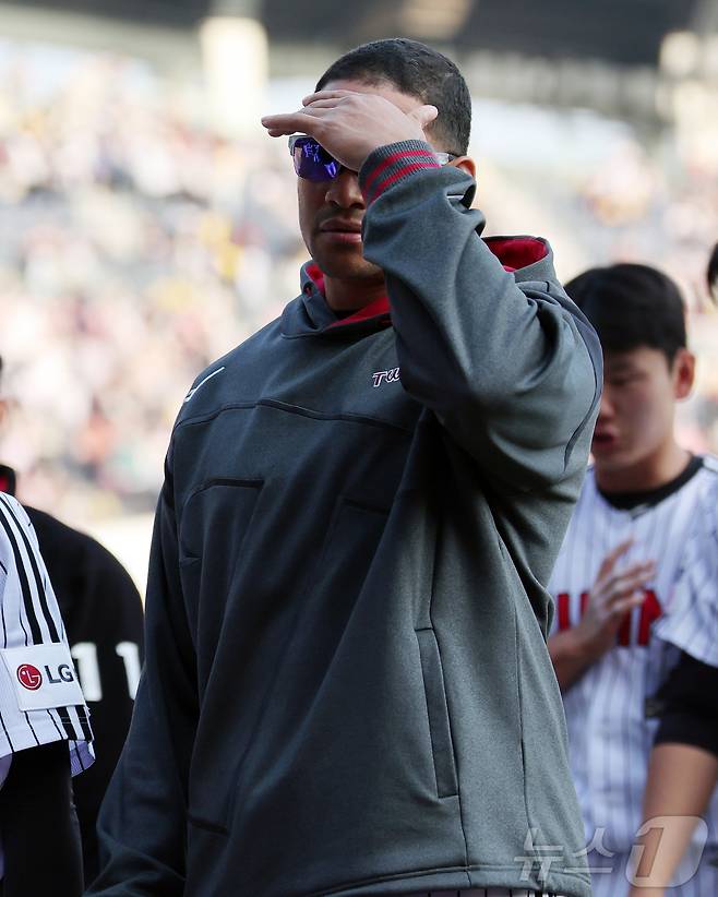 28일 서울 송파구 잠실야구장에서 열린 '2026 신한 SOL KBO리그' 공식 개막전 KT 위즈와 LG 트윈스의 경기, 7대11로 패배한 LG 외국인 투수 치리노스가 아쉬운 표정을 지으며 그라운드를 빠져나가고 있다. 2026.3.28 ⓒ 뉴스1 김진환 기자