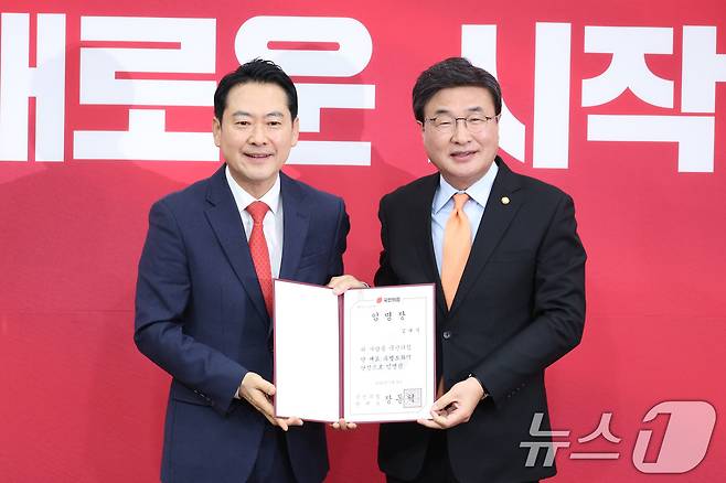 장동혁 국민의힘 대표가 15일 서울 여의도 국회에서 열린 최고위원회의에 앞서 정점식 정책위의장에게 김대식 당대표 특별보좌역 단장에게 임명장을 수여하고 있다. 2026.1.15 ⓒ 뉴스1 신웅수 기자