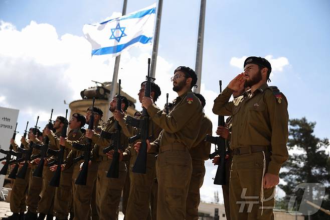 전몰 장병 추모 행사에 참석한 이스라엘 군인들. 2026.04.21 ⓒ 로이터=뉴스1
