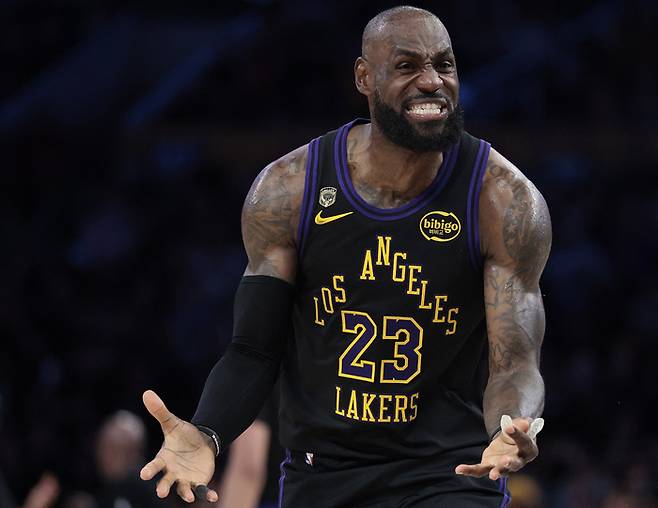 르브론 제임스가 22일(한국 시간) 미국 캘리포니아주 LA 크립토닷컴 아레나에서 열린 2026 미국프로농구(NBA) 서부컨퍼런스 PO 1라운드 휴스턴과 2차전에서 판정에 항의하고 있다. 사진 | LA=AP 연합뉴스