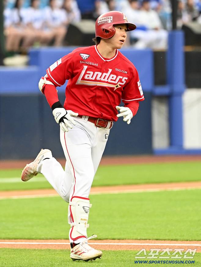 21일 대구삼성라이온즈파크에서 열린 SSG와 삼성의 경기. 1회초 SSG 박성한이 안타를 치고 있다. 박성한은 이 안타로 개막 19경기 연속 안타, KBO리그 신기록을 작성했다. 대구=허상욱 기자wook@sportschosun.com/2026.04.21/