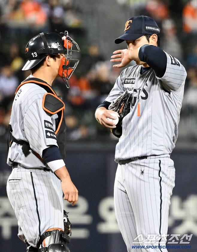 잘 던지고 있다 갑자기 무너지자 포수 최재훈 선발 문동주 모두 당황했다.