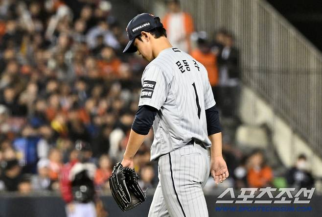 158km 강속구를 뿌리며 쾌조의 스타트를 끊었지만 문동주는 끝내 고개를 떨구고 말았다.