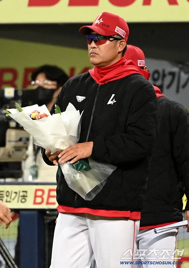 꽃다발을 손에 든 이숭용 감독