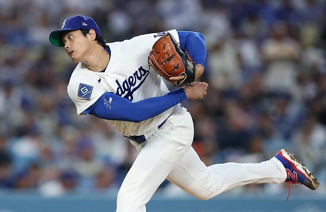 LOS ANGELES, CALIFORNIA - APRIL 15: Shohei Ohtani #17 of the Los Angeles Dodgers pitches during the second inning against the New York Mets at Dodger Stadium on April 15, 2026 in Los Angeles, California. All players are wearing the number 42 in honor of Jackie Robinson Day.   Luke Hales/Getty Images/AFP (Photo by Luke Hales / GETTY IMAGES NORTH AMERICA / Getty Images via AFP)







<저작권자(c) 연합뉴스, 무단 전재-재배포, AI 학습 및 활용 금지>