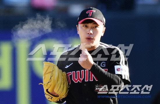 침착하게 투구를 이어가는 LG 김윤식. 수원=송정헌 기자 songs@sportschosun.com