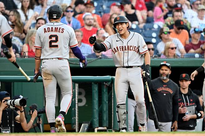 WASHINGTON, DC - APRIL 18: Willy Adames #2 of the San Francisco Giants celebrates with Jung Hoo Lee #51 after scoring in the seventh inning against the Washington Nationals at Nationals Park on April 18, 2026 in Washington, DC.   Greg Fiume/Getty Images/AFP (Photo by Greg Fiume / GETTY IMAGES NORTH AMERICA / Getty Images via AFP)







<저작권자(c) 연합뉴스, 무단 전재-재배포, AI 학습 및 활용 금지>
