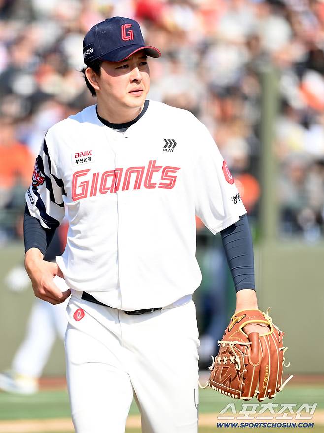 21일 부산 사직야구장에서 열린 한화와 롯데의 시범경기. 7회초 투구를 무실점으로 마친 롯데 김원중이 더그아웃으로 향하고 있다. 부산=허상욱 기자wook@sportschosun.com/2026.03.21/