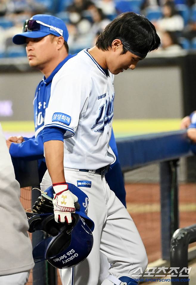 21일 대구삼성라이온즈파크에서 열린 SSG와 삼성의 경기. 3회말 공격 후 삼성 이재현이 교체되고 있다. 대구=허상욱 기자wook@sportschosun.com/2026.04.21/