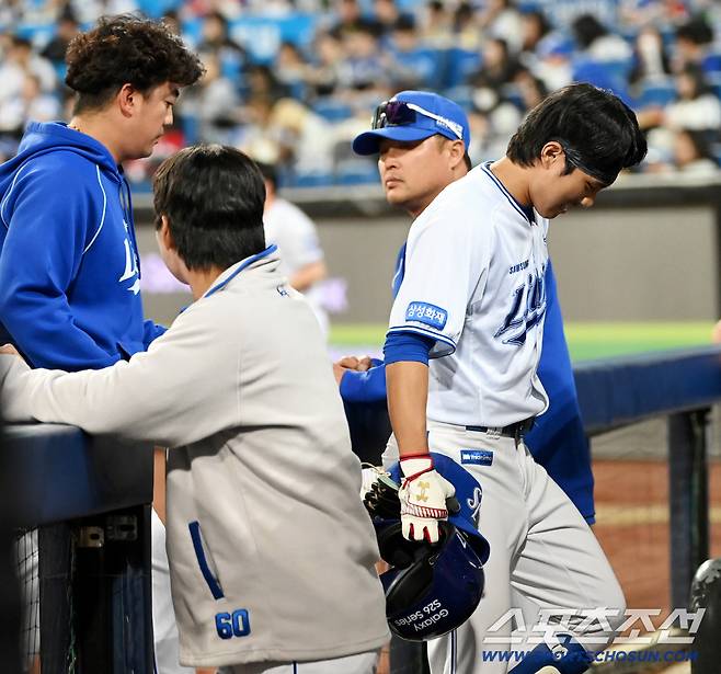 21일 대구삼성라이온즈파크에서 열린 SSG와 삼성의 경기. 3회말 공격 후 삼성 이재현이 교체되고 있다. 대구=허상욱 기자wook@sportschosun.com/2026.04.21/
