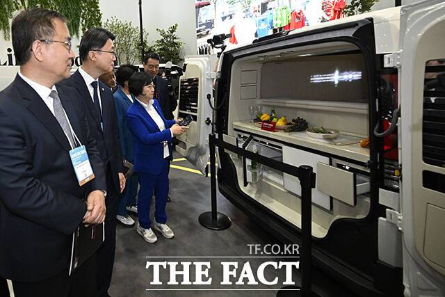 최형두 과방위 야당 간사와 류제명 과학기술정보통신부 제2차관, 김현 과방위 여당 간사(왼쪽부터)가 AI 기술 차량을 살펴보고 있다.