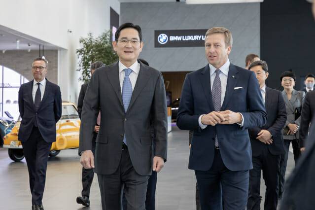 이재용 삼성전자 회장이 2022년 인천 영종도에 위치한 BMW 드라이빙 센터에서 올리버 집세(Oliver Zipse) BMW CEO와 만나 배터리 및 전장 분야 협력 방안을 논의하고 있다(사진=삼성전자)