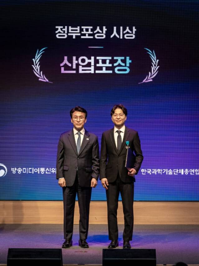 2026년 정보통신 유공 정부포상 시상식에서 김민석 국무총리(왼쪽)로부터 포장을 수상한 하이퍼엑셀 김주영 대표(오른쪽).(사진=하이퍼엑셀)