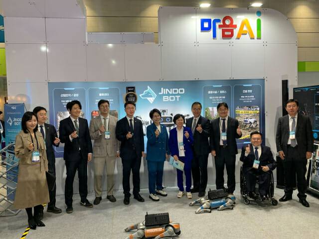 류제명 과기정통부 제 2차관(왼쪽 다섯번째)과 최민희 국회 과학기술정보방송통신위원회 위원장(왼쪽 여섯번째) , 김현 과방위 여당 간사, 최형두 과방위 야당 간사, 박태완 과기정통부 정보통신산업정책관(국장) 등이 22일 마음AI 전시장을 방문했다. 오른쪽 세번째가 유태준 마음AI 대표.