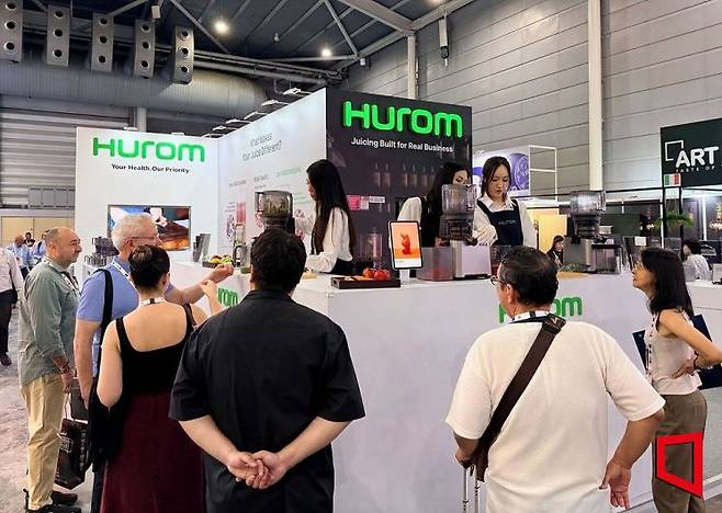 휴롬은 지난 21일부터 열린 싱가포르 엑스포(Singapore Expo)에서 열린 ‘Food & Hospitality Asia(이하 FHA) 2026’에 참가해 상업용 착즙기 등을 선보였다. 휴롬