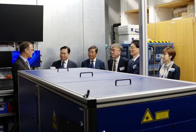 류석현 원장(왼쪽 두 번째)과 연구진이 21일 독일 항공우주연구소(DLR) 연구현장을 둘러보고 있다. 독일 항공우주연구소