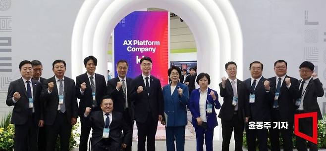 '2026 월드IT쇼'가 22일 서울 강남구 코엑스에서 열렸다. 행사를 찾은 류제명 과기부 차관과 최민희 국회 과방위원장 등 주요 내빈들이 KT 부스 앞에서 기념촬영을 하고 있다. 윤동주 기자.