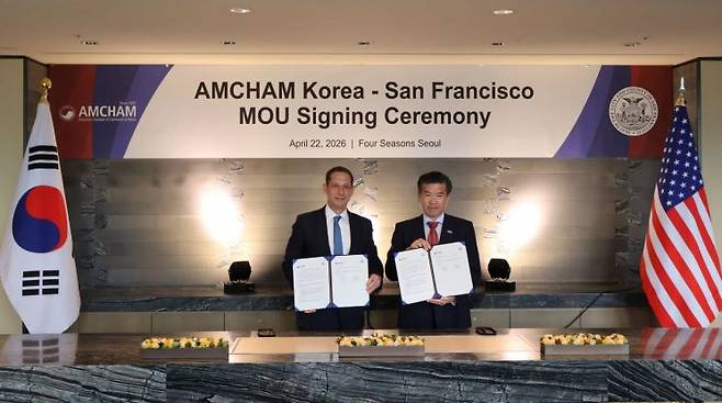 제임스 김 암참 회장 겸 대표이사(오른쪽)와 다니엘 루리 샌프란시스코 시장이 22일 포시즌스 호텔 서울에서 열린 양해각서(MOU) 체결식 후 기념 촬영을 하고 있다. 암참